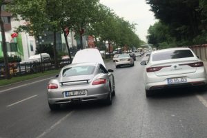 Ak&uuml;s&uuml; biten 700 bin liralık l&uuml;ks otomobil yolda kaldı