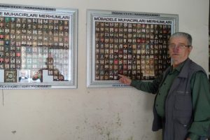 Bursa'da ölen herkesin fotoğrafını panoya yapıştırdı, 40 yıllık hayalim dedi (ÖZEL HABER)