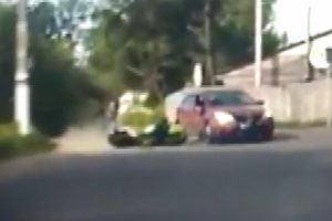 &Ccedil;arptığı aracın altında kalan motosikletliyi vatandaşlar kurtardı