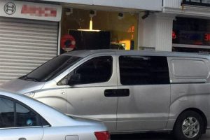 Yoldan ge&ccedil;en gen&ccedil; kız, hırsızları b&ouml;yle fotoğrafladı