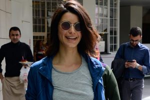 Beren Saat'in y&uuml;z&uuml; g&uuml;l&uuml;yor