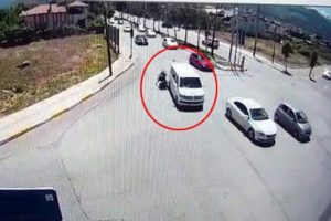 Motosiklete &ccedil;arpıp ardına bile bakmadan ka&ccedil;tı