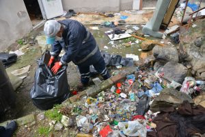 Bursa Yıldırım'da çöp ev temizliği