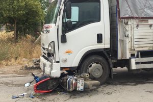 Motosiklet s&uuml;r&uuml;c&uuml;s&uuml; kamyonetin altında kaldı!