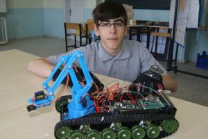 Lise &ouml;ğrencisinden el hareketiyle kontrol edilebilen bomba imha robotu