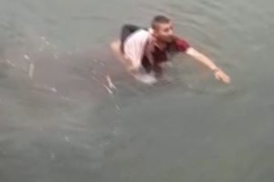 Fırat Nehri'ne atlayan gen&ccedil; kızı kurtardı