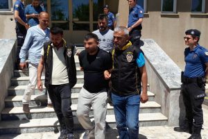 3 polise otomobille &ccedil;arpıp yaralayan ş&uuml;pheli yakalandı