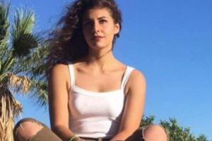 Şiddet uygulayan babasını &ouml;ld&uuml;ren gen&ccedil; kız serbest