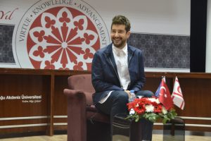 Oyuncu Enis Arıkan Kıbrıs'ta &ouml;ğrencilerle buluştu