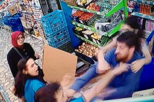 Markette bozuk kaymak kavgası kameraya yansıdı