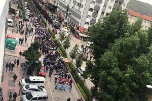 &Ouml;ğretmene saldırıya tepki i&ccedil;in y&uuml;r&uuml;d&uuml;ler