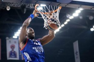 Bryant Dunston iki yıl daha Anadolu Efes'te