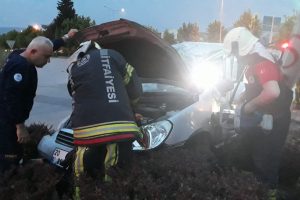 Kontrolden &ccedil;ıkan otomobil aydınlatma lambasına &ccedil;arptı