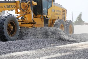 Yağmurdan bozulan yollar onarılıyor