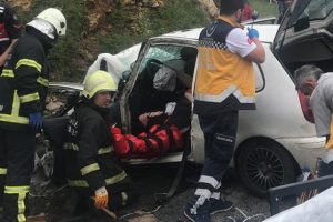 Sıkıştığı otomobilden zorlukla &ccedil;ıkartıldı