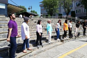 Dekan &ouml;ğrencilerle 'Yağ Satarım Bal Satarım' oynadı