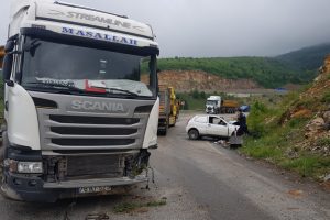 TIR'a &ccedil;arpan otomobil s&uuml;r&uuml;c&uuml;s&uuml; ara&ccedil;ta sıkıştı