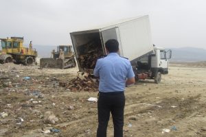 Baskın yapan ekipler bile kokudan duramadı