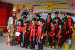 Anaokulu &ouml;ğrencilerinin mezuniyet coşkusu