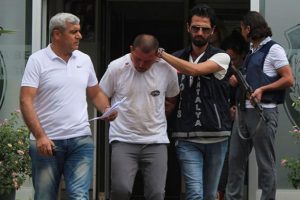 Cesedi su kanalına atmaya &ccedil;alışırken yakalandılar