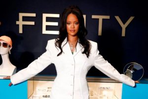 Rihanna, yeni mağazasını Paris'te a&ccedil;tı