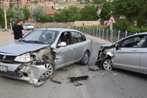 İki otomobil kafa kafaya &ccedil;arpıştı: 3 yaralı