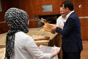 &Ouml;nce fırında pide sattı sonra iftarını vatandaş evinde a&ccedil;tı