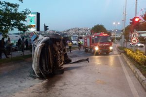 İşaret levhasına &ccedil;arpan ara&ccedil; takla attı: 1 yaralı