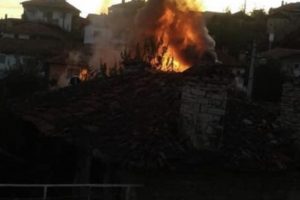 Bursa'da elektrik kontağından çıkan yangın ahşap evi kül etti