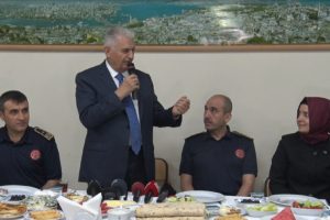 Binali Yıldırım, itfaiyecilerle sahur yaptı