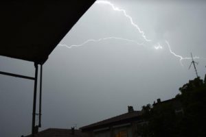 İstanbul'da şimşekler g&ouml;ky&uuml;z&uuml;n&uuml; aydınlattı!