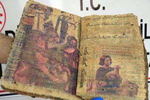 Diyarbakır'da 1400 yıllık dini motifli kitap ele ge&ccedil;irildi