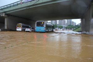 G&ouml;ztepe Kavşağı'nda ara&ccedil;lar mahsur kaldı