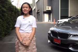 12 yaşındaki makyaj fenomeni doğum gününde son model araba aldı