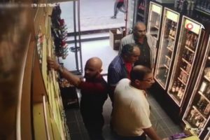 Kaşla g&ouml;z arasında i&ccedil;ki şişesini pantolonuna sakladı
