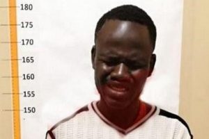Afrikalı gencin &uuml;zerinden anne ve babasının bağırsakları &ccedil;ıktı