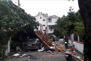 Kocaeli'de şiddetli r&uuml;zgar etkili oldu