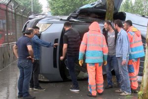 Minib&uuml;ste sıkışan s&uuml;r&uuml;c&uuml;y&uuml; camı kırarak kurtardılar