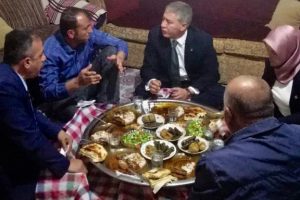CHP'li Emir, Kılı&ccedil;daroğlu'nun sığındığı evde iftar yaptı