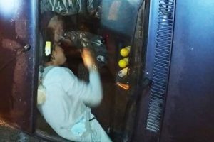 Anne ve kızı yan yatan otomobilde kurtarılmayı bekledi