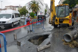 Aşırı yağışa dayanamayan yol &ccedil;&ouml;kt&uuml;!