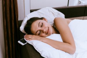 "Yastık altında cep telefonuyla uyunmamalı"