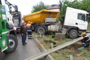 Hafriyat kamyonu ref&uuml;je &ccedil;ıktı