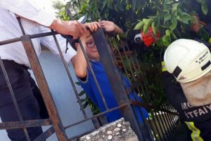 12 yaşındaki &ouml;ğrencinin koluna korkuluk demiri saplandı