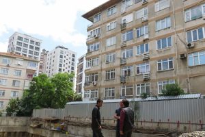 Kadık&ouml;y'de 6 katlı bina boşaltıldı!