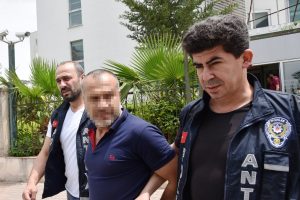 G&ouml;zc&uuml;l&uuml;k yapan hırsızlık ş&uuml;phelisi alkol&uuml;n etkisiyle d&uuml;şt&uuml;