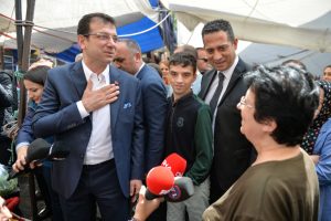 Ekrem İmamoğlu'ndan semt pazarında esnaf ziyareti