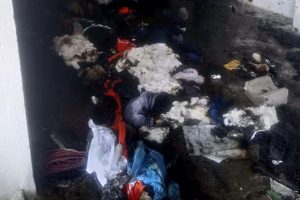 Muhtarı &ouml;ld&uuml;ren ş&uuml;phelinin evini kundakladılar