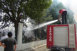Suriye sınırındaki ot yangını 3 saatte s&ouml;nd&uuml;r&uuml;ld&uuml;