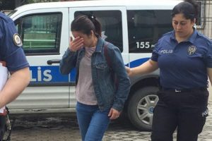 Uzaklaştırma kararı aldırdığı eşini bı&ccedil;akladı